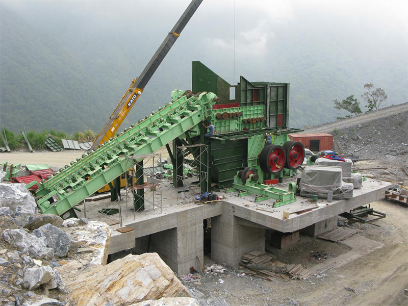 Crushing system with screening machine